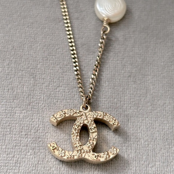 Authentic Chanel gold tone necklace with faux pearl - Picture 5 of 7